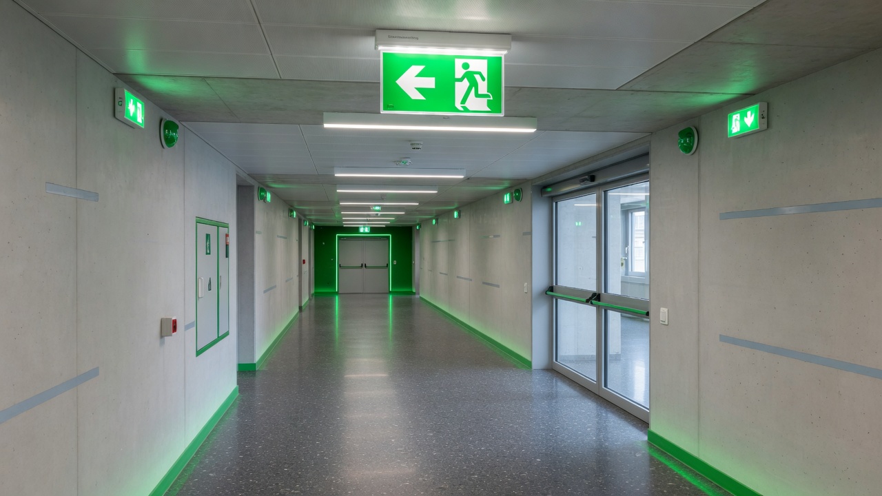 Notbeleuchtung: beleuchtetes Fluchtweg- und Notausgangsschild